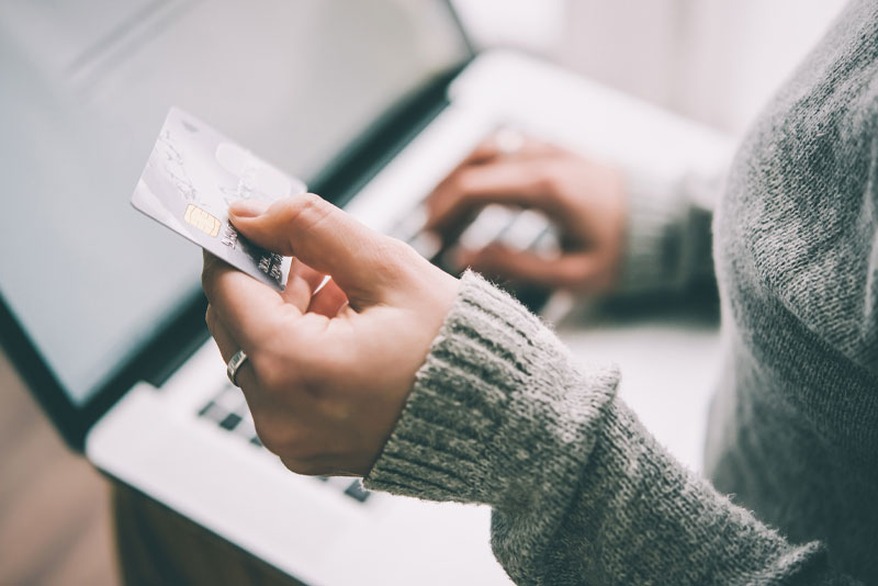 dental-patient-using-credit-card